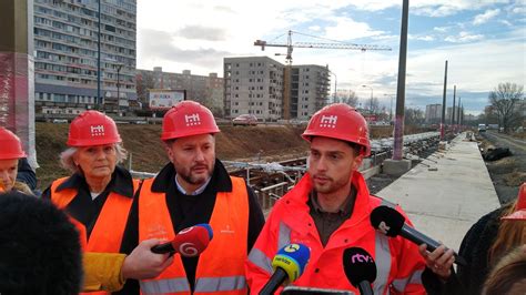 Pracovníci na stavbe vykonávajúci manuálne práce