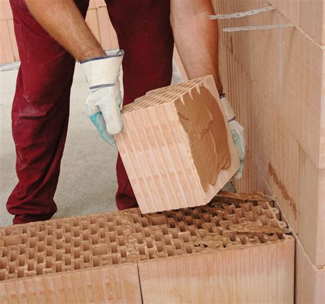 detail spojenia dvoch tehlových stien