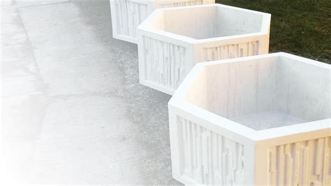 Rôzne typy betónových kvetináčov s imitáciou dreva