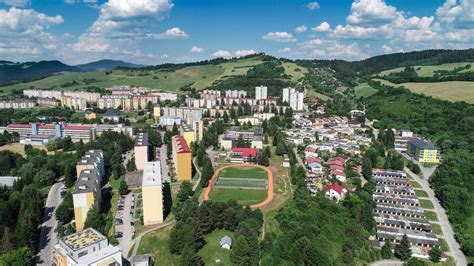 Panoramatický pohľad na Dolný Kubín s dominantnými sakrálnymi stavbami