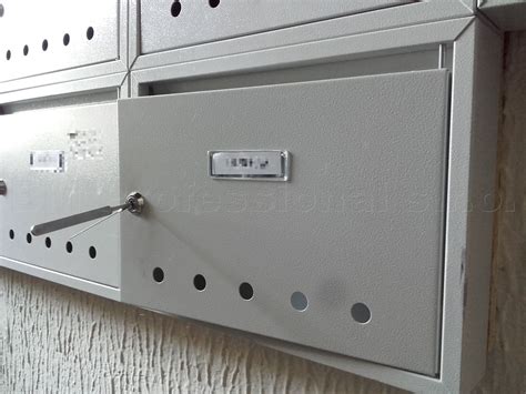 Detail otvárania a zámku poštovej schránky