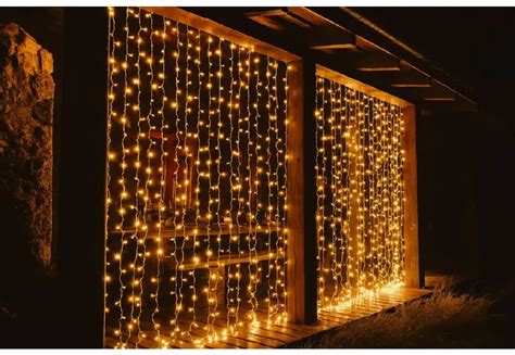 Vianočné LED svetielka omotané okolo zábradlia