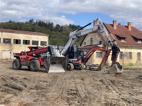 Moderné stroje a technika pre zemné a výkopové práce