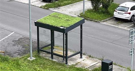 Zelené strechy autobusových prístreškov v Žiari nad Hronom