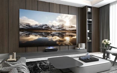 Fotografia domáceho kina s projektorom namontovaným na strope