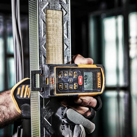 Laserový diaľkomer DeWALT v akcii