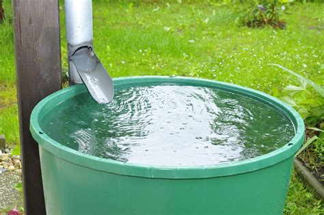 Dažďová voda stekajúca zo strechy do zbernej nádrže