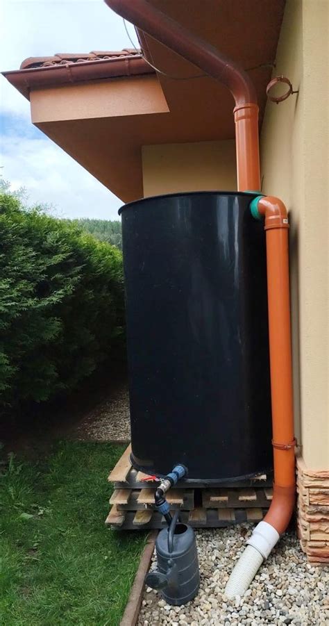 Rôzne typy zberačov a klapiek na dažďovú vodu pre odkvapové systémy