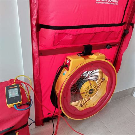 Ilustrácia vzduchotesnosti strešného plášťa (blower door test)