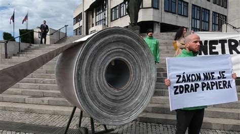 Zvitky toaletného papiera v rôznych farbách a baleniach