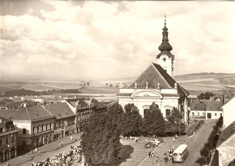 Historické fotografie budovy gymnázia a jeho študentov