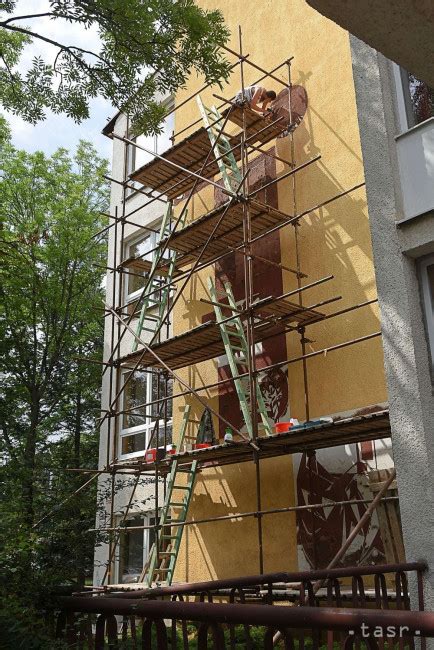 Sgraffito Herty Victorin Ondrušovej na fasáde gymnázia pred obnovou