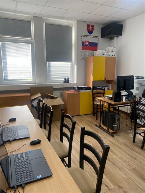 Interiér modernizovanej učebne informatiky s novým vybavením