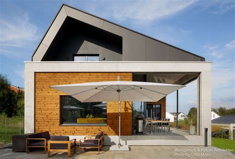 Kombinácia dreva a kameňa v modernej architektúre