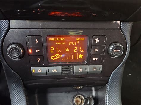 Detail ovládacích prvkov klimatizácie Fiat Marea