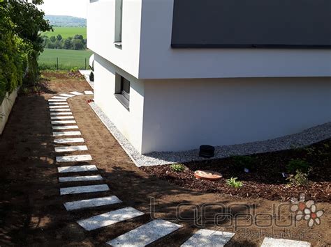 Betónové chodníky a dlažba v exteriéri