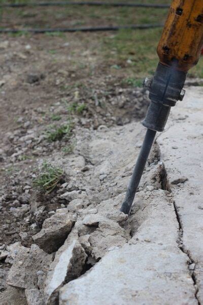 Búracie kladivo v akcii pri demolácii betónovej steny