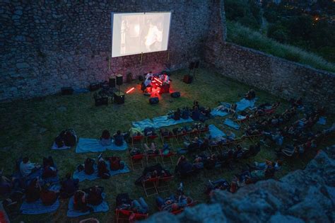 Letné kino na záhrade s pohodlným sedením a občerstvením