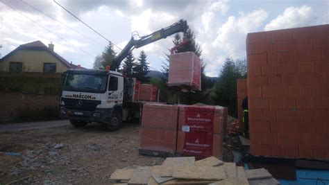 Doprava stavebného materiálu hydraulickou rukou