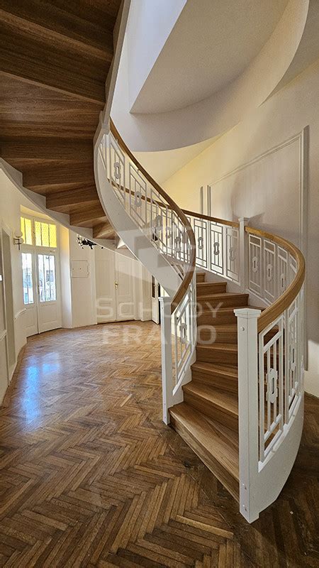 Elegantné dubové schodisko