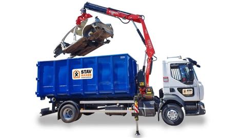 Nákladné auto s hydraulickou rukou pre dovoz materiálu