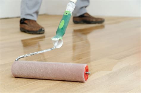 Lakovanie OSB podlahy pre finálny vzhľad
