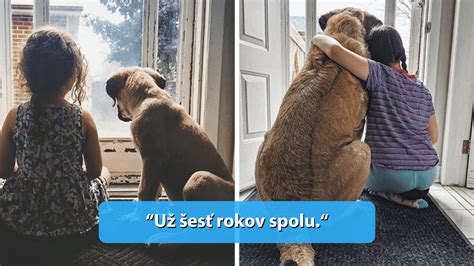 Rodina s domácimi miláčikmi v tieni markízy