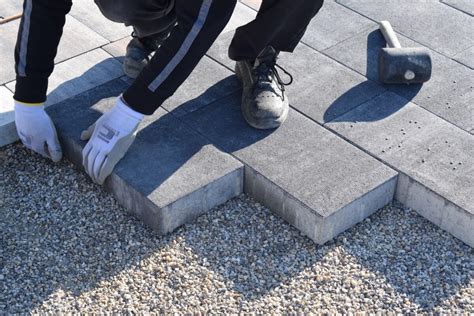 Proces pokládky zámkovej dlažby