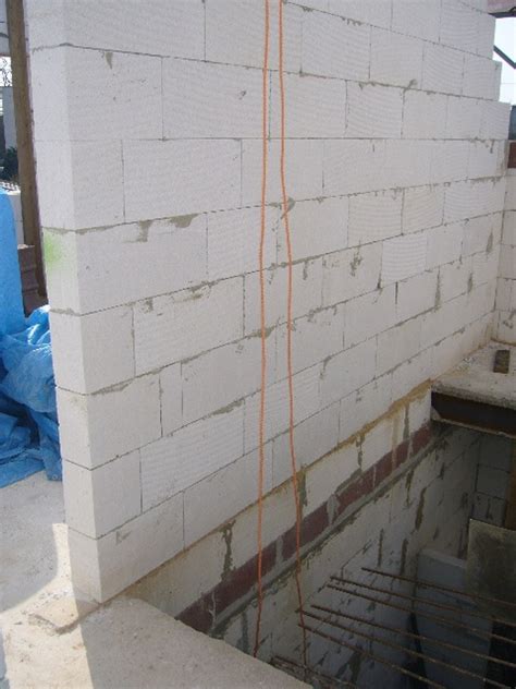 Detailný pohľad na precízne vyšpárovaný keramický obklad