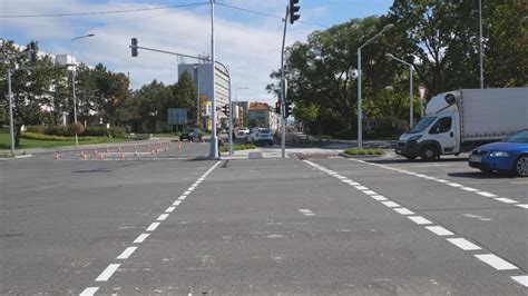 Asfaltovaná cesta s vyznačenými pruhmi
