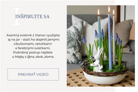 Jarné kvety a dekorácie na krbe
