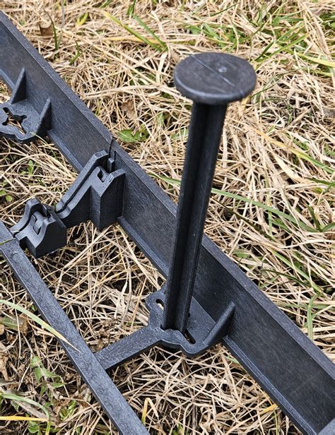 Inštalácia záhradného obrubníka pre štrkovú cestu