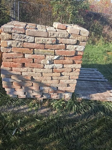 Staré tehly s rustikálnym vzhľadom a jedinečnou štruktúrou