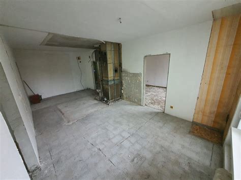 Starý prasknutý strop pred rekonštrukciou