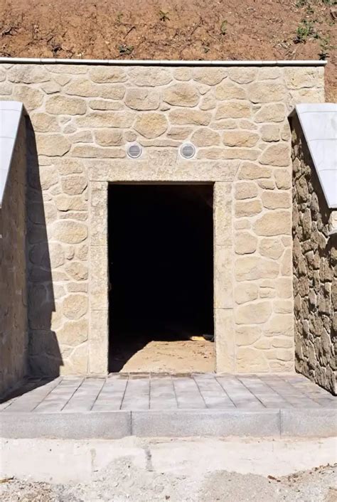 Ilustrácia rôznych anorganických povrchov ako kameň, tehla a omietka