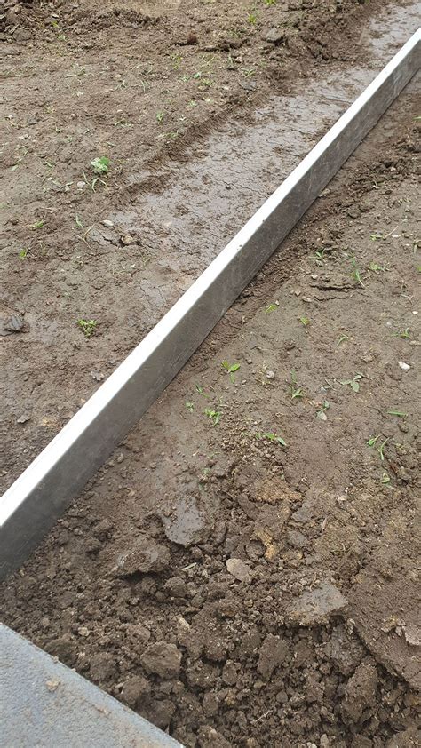 Inštalácia neviditeľného plastového obrubníka