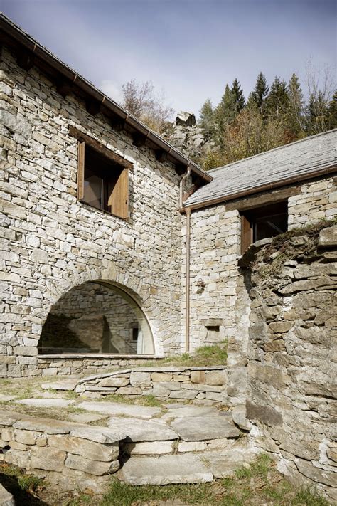 Zachovaný starý kozub v rekonštruovanej chalupe