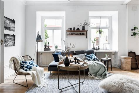 Hygge interiér s dekami, vankúšmi a sviečkami