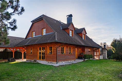 Príklad kohezívneho pretrhnutia tmelu v dôsledku nadmerného pohybu dreva