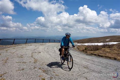 Jazdec na horskom bicykli prechádzajúci náročným terénom