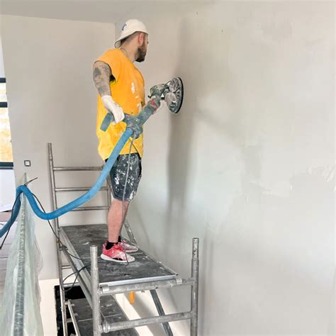 Príprava steny pred maľovaním s použitím penetračného náteru