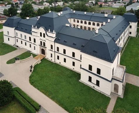 Pohľad na novú strechu a vonkajšiu fasádu Humenského kaštieľa