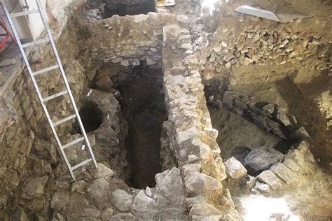 Archeologické nálezy a pôvodné kanalizácie na nádvorí kaštieľa