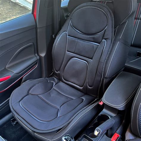 Detail hlavového polystyrénu autosedačky s fixačnými špuntmi