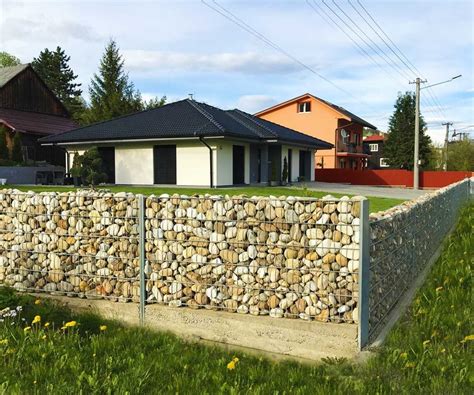 Gabiónový plot zo štiepaného kameňa