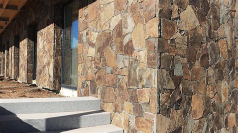 vyškárovaný kamenný obklad