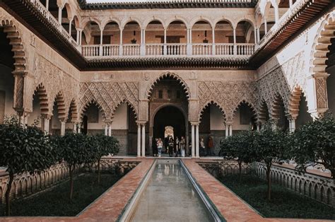 Architektonické detaily Mudejar paláca v Seville