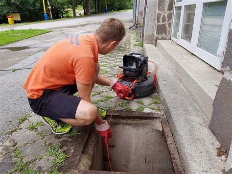 Technik s inšpekčnou kamerou v kanalizácii