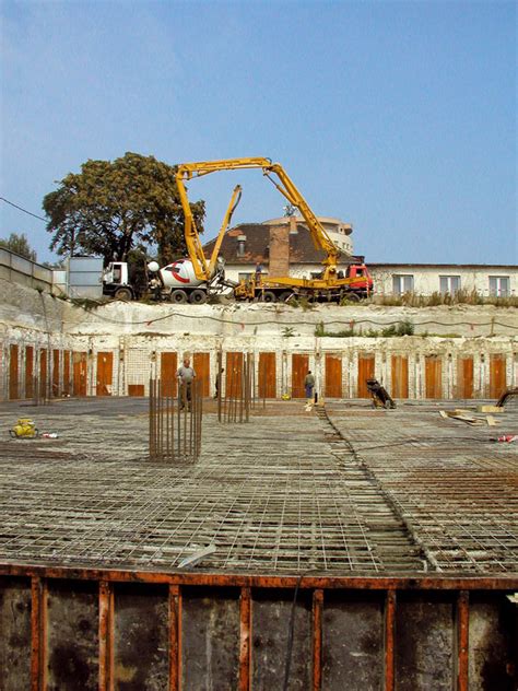 Betonáž základových pásov s pumpou a vibrovanie betónu