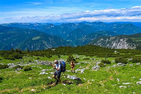 Mapa oblasti Schneeberg s vyznačenými výstupovými trasami a chatami